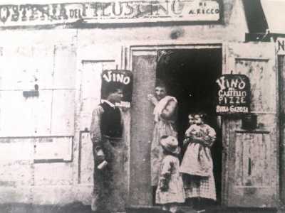 Nel 1884 nacque invece, nei pressi dell�attuale spiaggia di Pane e Pomodoro, la rustica Osteria del Filoscino...